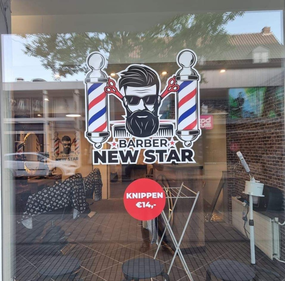 De ruit van Barber Newstar met de sticker van het bebaarde gezicht tussen twee barberpalen en de rode sticker Knippen 14 euro